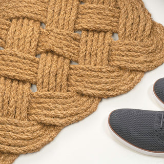 Maeve Classic Coastal Scalloped Basketweave Coir Mat - JONATHAN Y